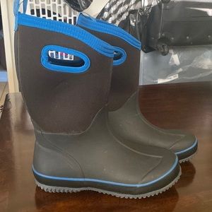 Boys blue snow/rain boot.